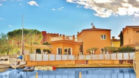 CASA AL CANAL CON AMARRE PARA CATAMARAN Y PISCINA