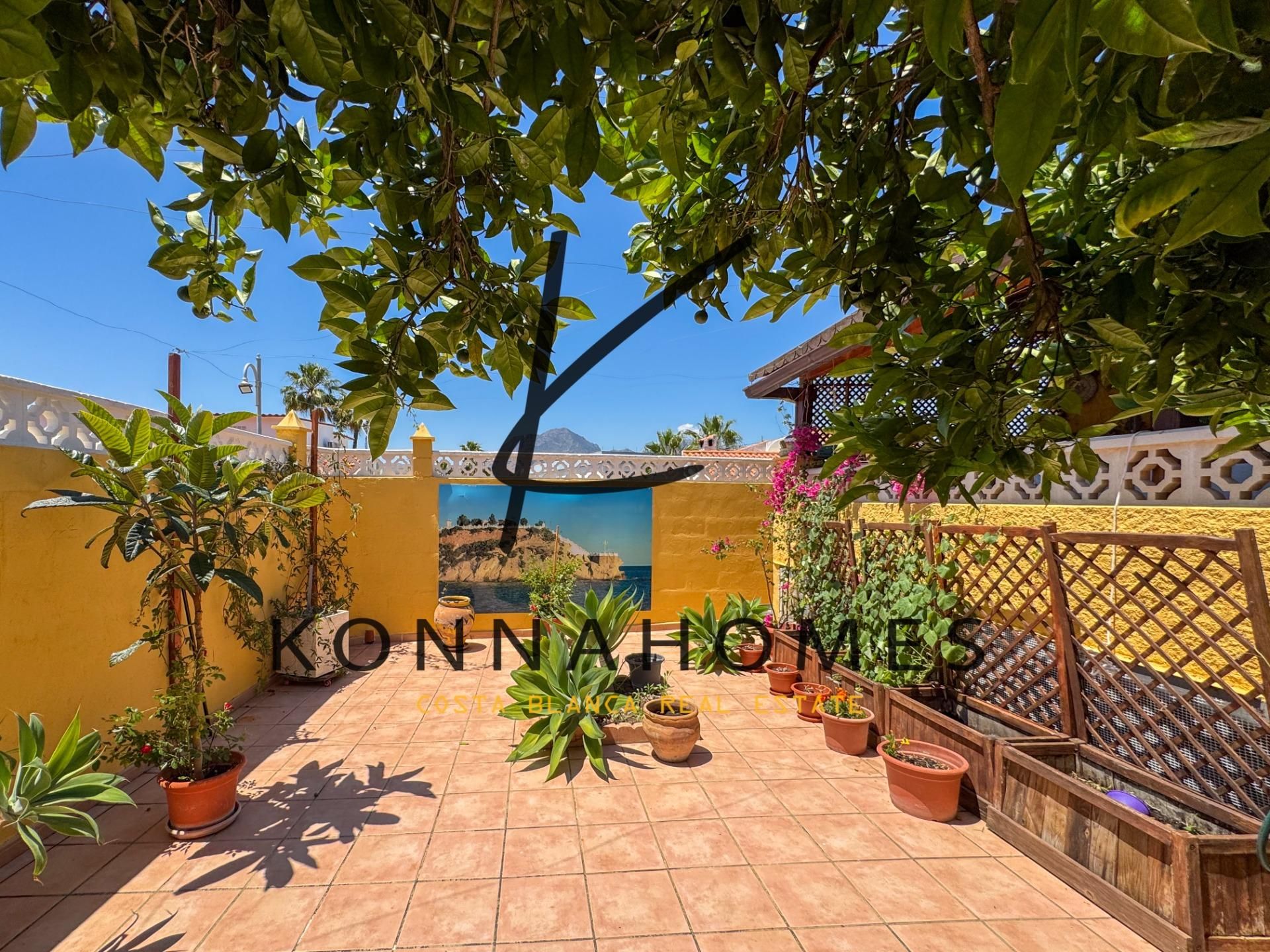 Vista exterior de Casa adosada en venda en Benidorm amb Aire condicionat, Calefacció i Jardí privat