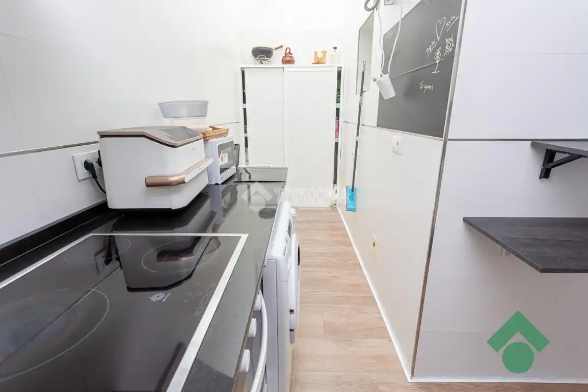 Cuina de Casa adosada en venda en Algeciras amb Jardí privat, Terrassa i Piscina