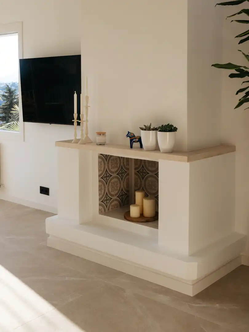 Sala d'estar de Casa adosada en venda en Estepona amb Aire condicionat, Jardí privat i Terrassa