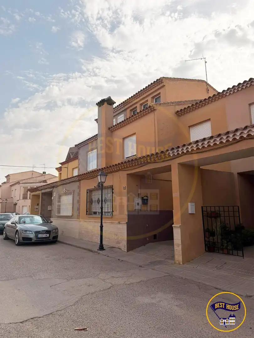 Vista exterior de Casa adosada en venta en Quintanar del Rey con Aire acondicionado, Calefacción y Amueblado
