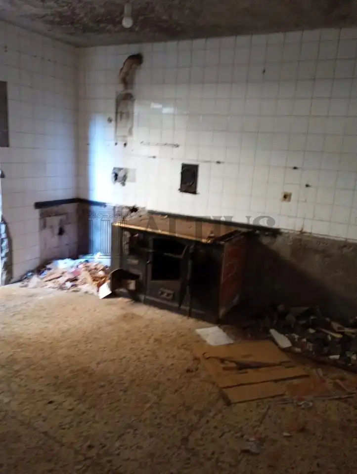 Cuina de Finca rústica en venda en Santiago de Compostela  amb Calefacció
