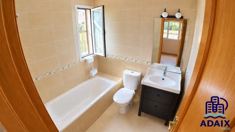 Bathroom of Detached homes for sale in Camarenilla, Toledo