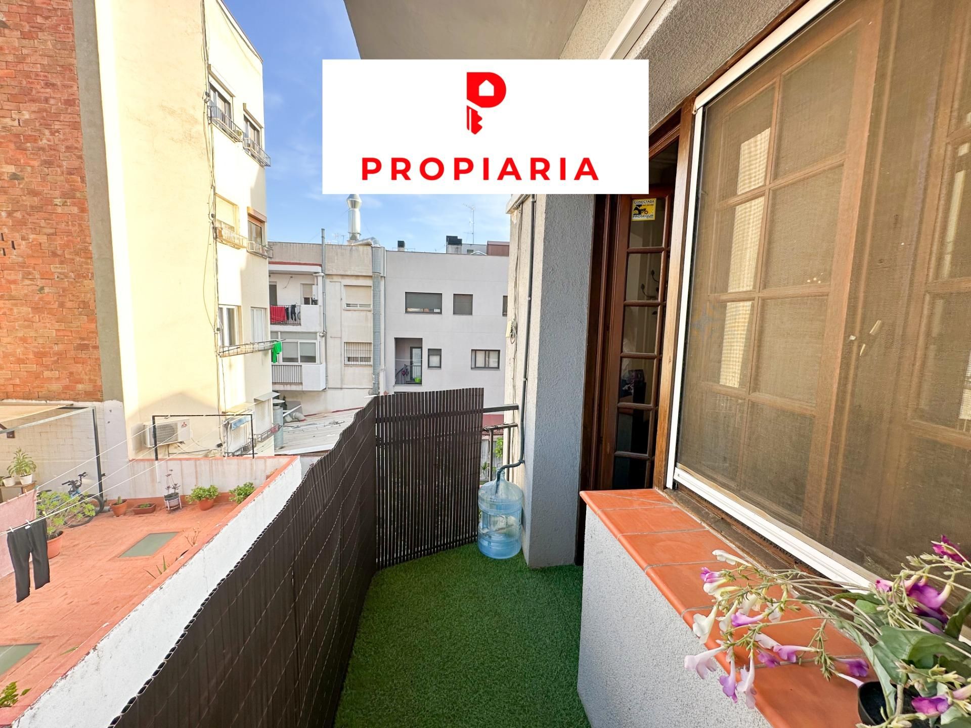 Vista exterior de Pis en venda en Cornellà de Llobregat amb Aire condicionat, Calefacció i Parquet