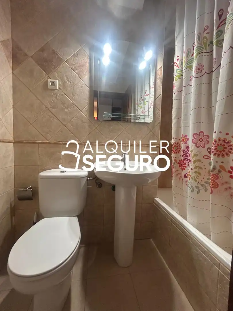 Bathroom of Flat for rent in Granada  with Air Conditioner, Terrace and Furnished