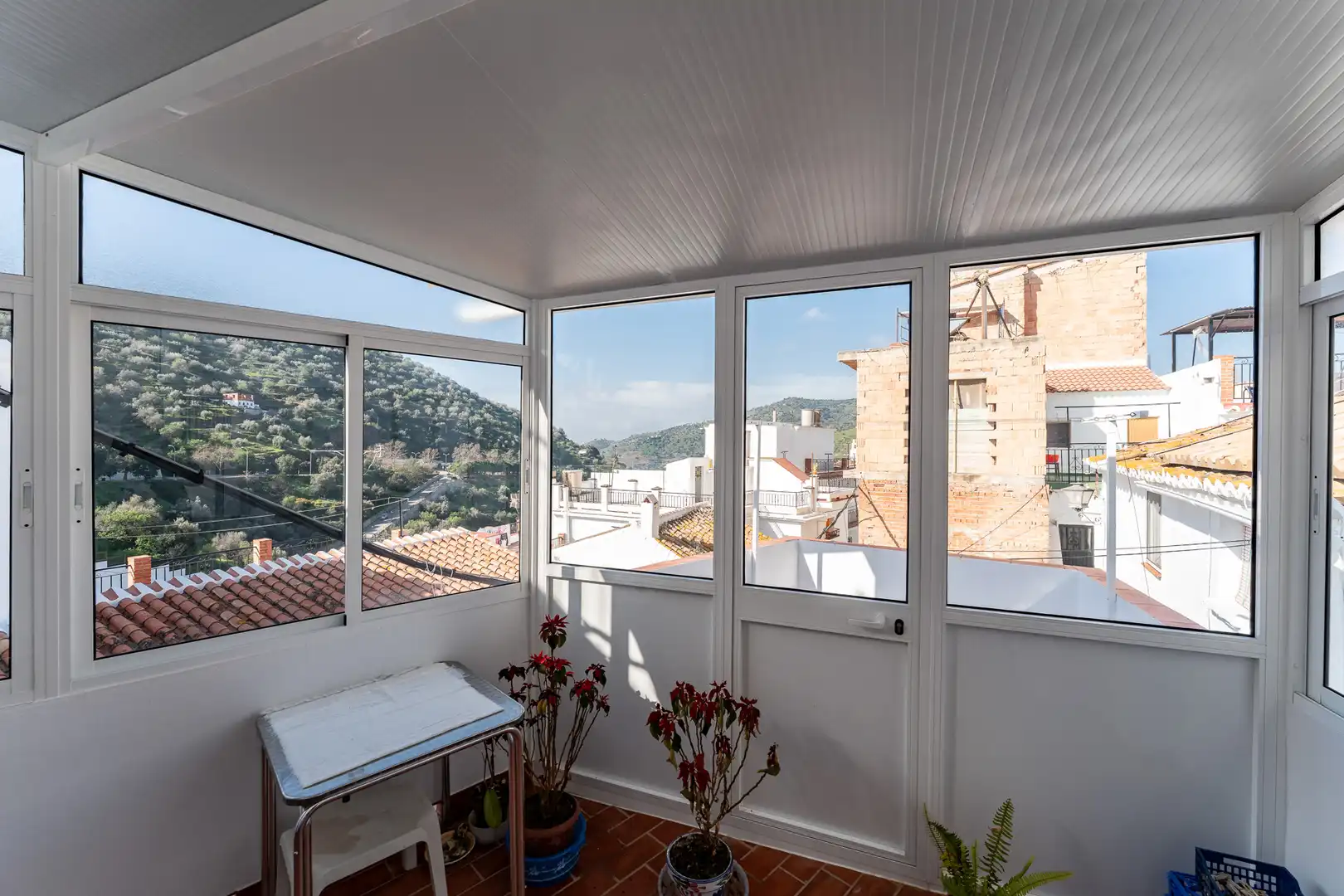Terrasse von Einfamilien-Reihenhaus zum Verkauf in Sayalonga mit Terrasse und Balkon