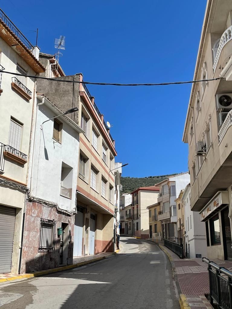 Vista exterior de Casa adosada en venda en Castillo de Locubín amb Traster
