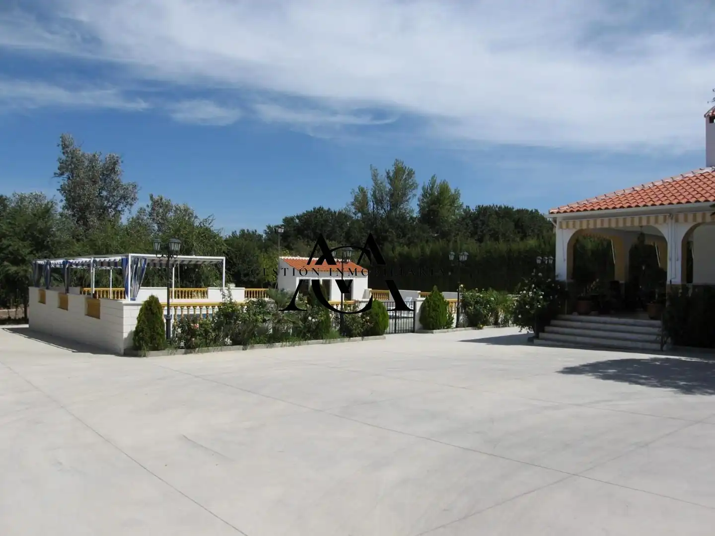 Außenansicht von Haus oder Chalet zum Verkauf in Lucena mit Terrasse