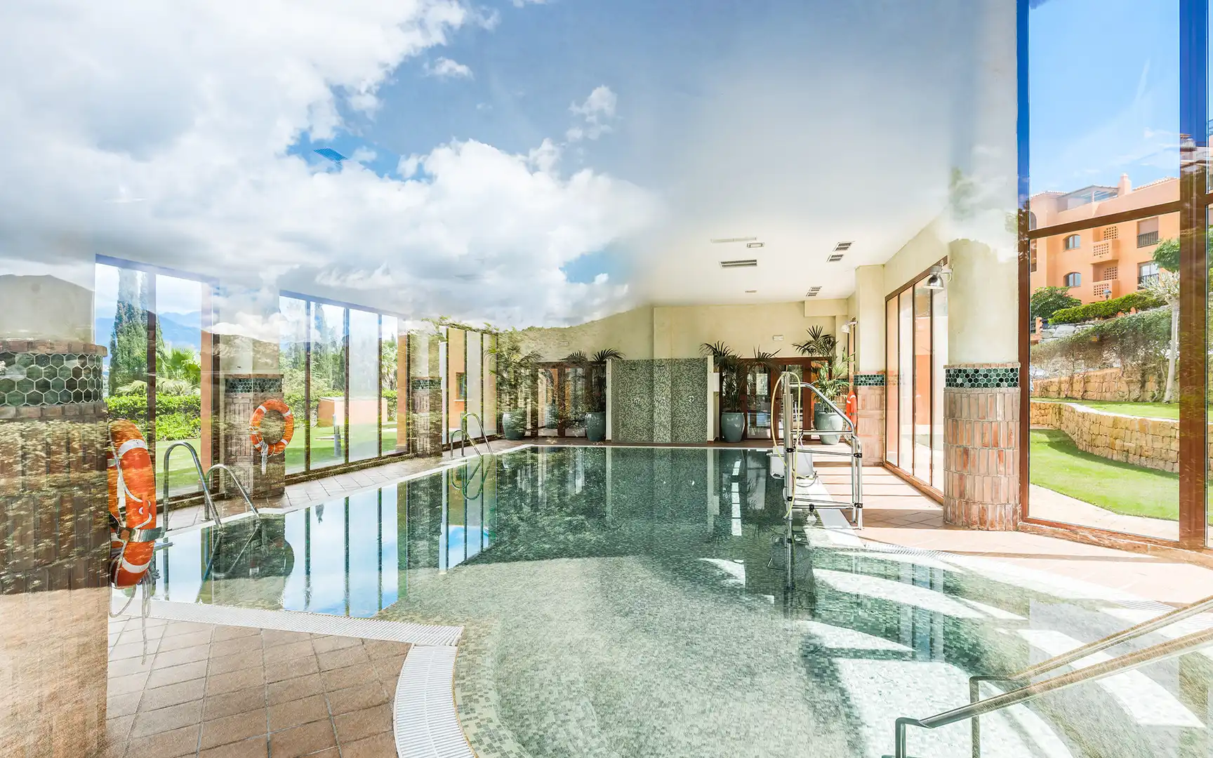 Schwimmbecken von Erdgeschoss zum Verkauf in Benahavís mit Klimaanlage, Privatgarten und Terrasse