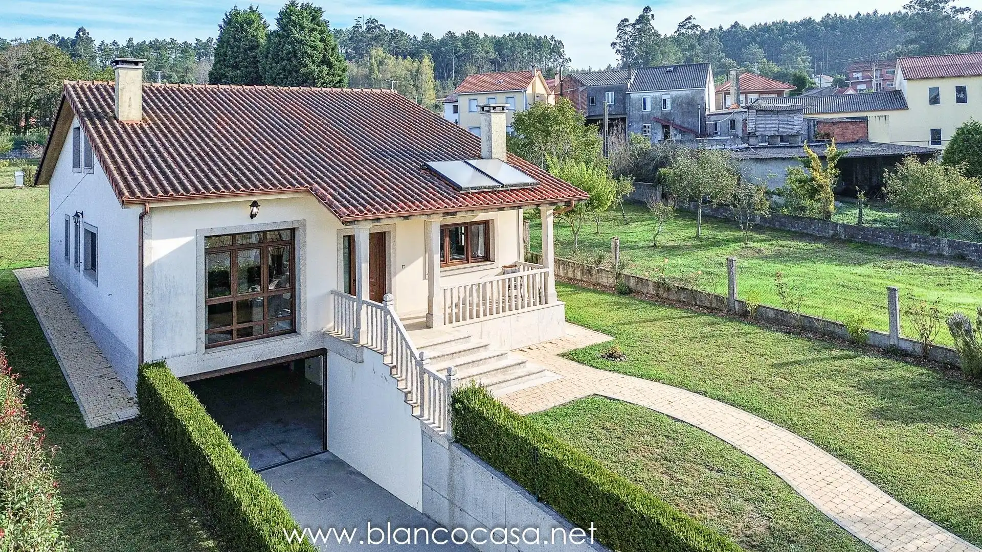 Vista exterior de Casa o chalet en venta en Carballo con Calefacción, Trastero y Amueblado