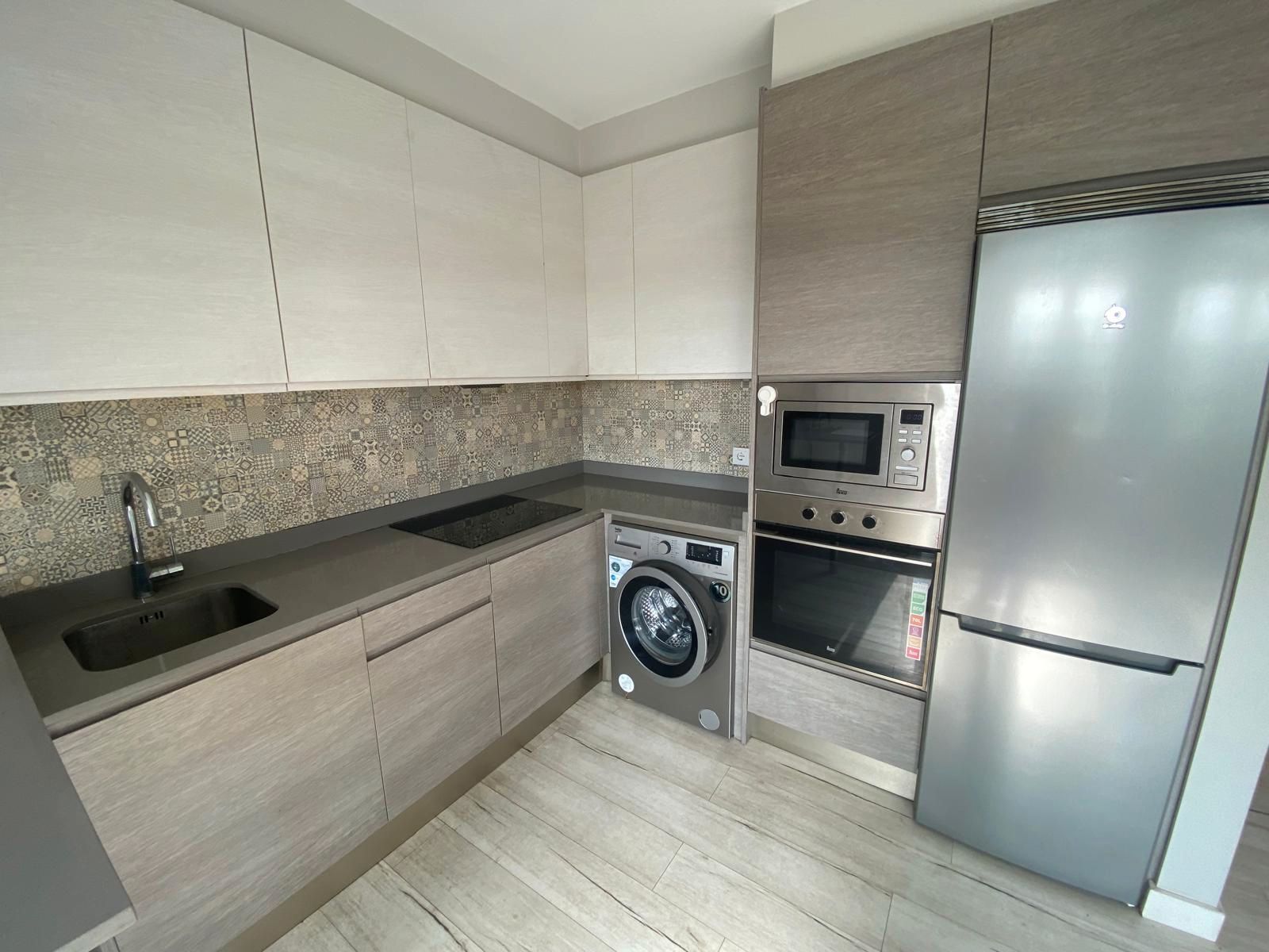 Cuina de Apartament de lloguer en Gijón  amb Calefacció, Parquet i Moblat