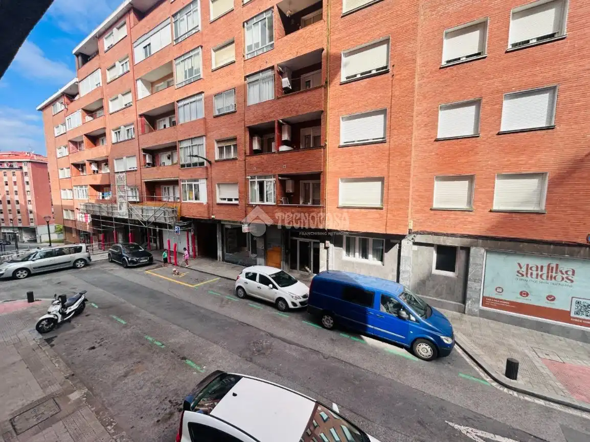 Vista exterior de Piso en venta en Bilbao  con Parquet