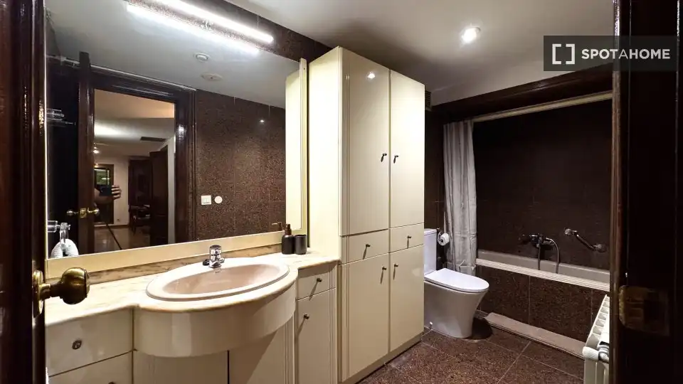 Bathroom of Flat for rent in Valencia  with Air Conditioner, Heating and Furnished