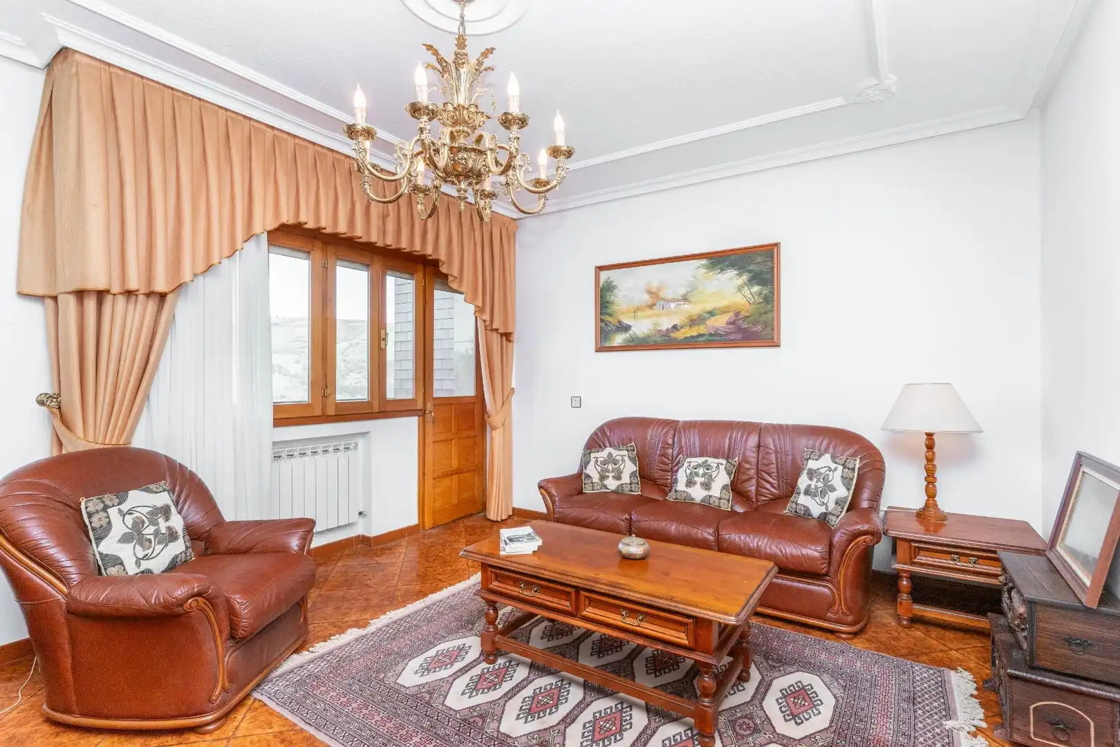 Sala d'estar de Casa o xalet en venda en Cangas del Narcea amb Calefacció, Terrassa i Moblat