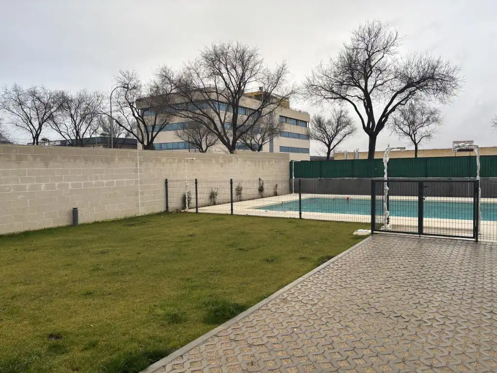 Piscina de Estudi de lloguer en Madrid amb Aire condicionat, Moblat i Piscina comunitària
