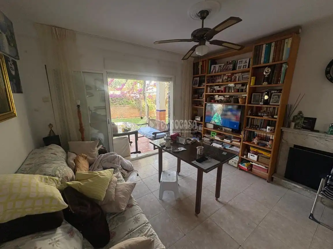 Sala d'estar de Casa adosada en venda en Espartinas amb Aire condicionat, Jardí privat i Terrassa