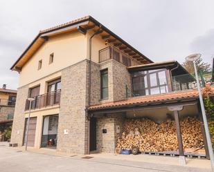 Vista exterior de Casa adosada en venda en Esteribar amb Calefacció, Jardí privat i Terrassa