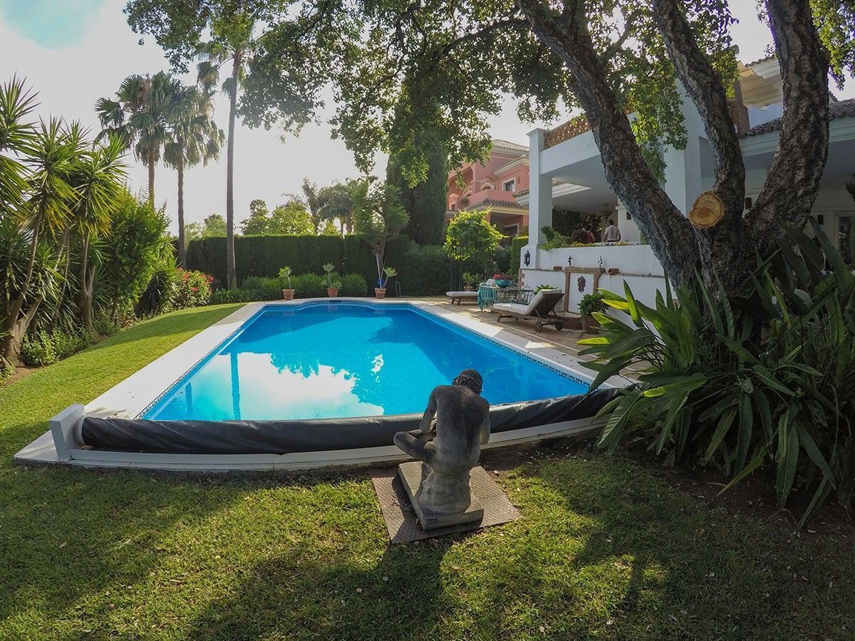 Piscina de Casa o xalet en venda en Marbella amb Aire condicionat, Calefacció i Jardí privat