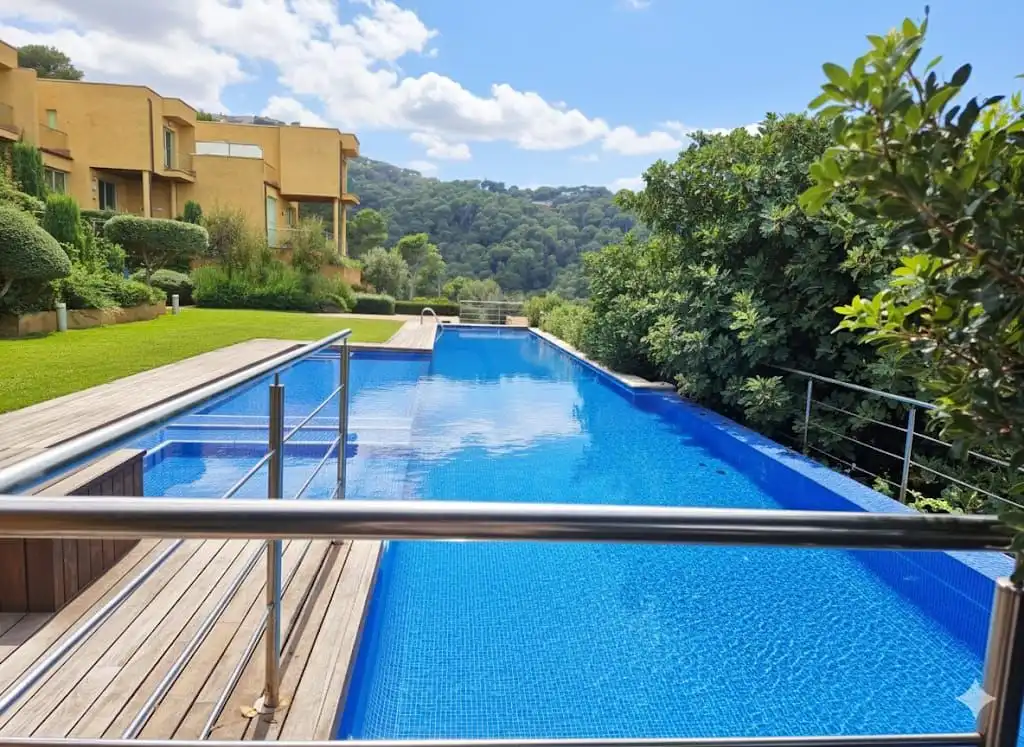 Casa aparellada amb piscina en venda a Begur pueblo