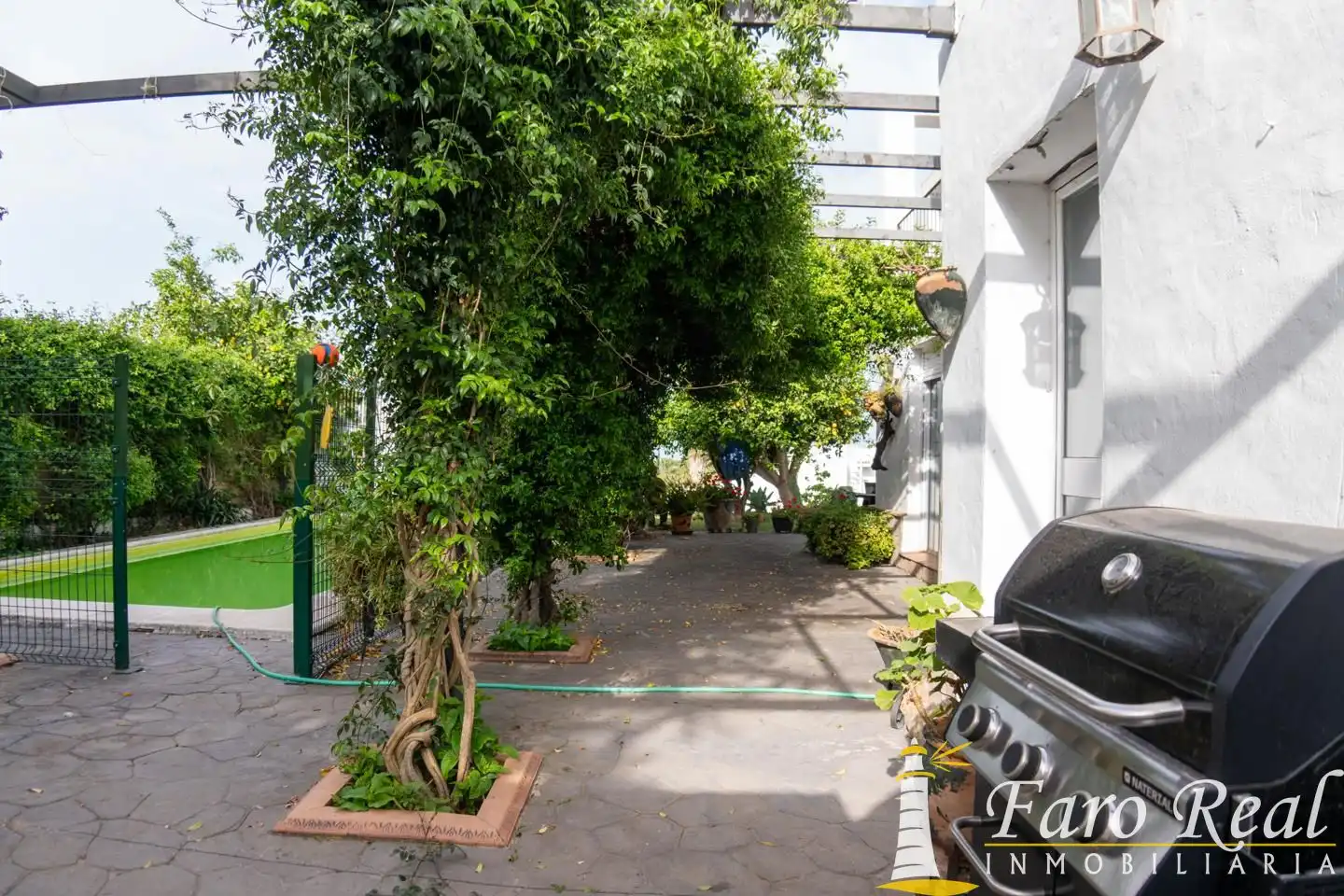 Vista exterior de Casa o xalet en venda en Sanlúcar de Barrameda amb Aire condicionat, Jardí privat i Terrassa