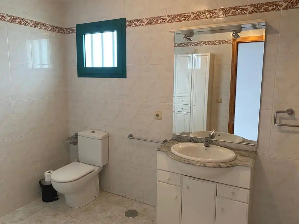 Baño de Apartamento en venta en Teguise con Terraza, Amueblado y Piscina comunitaria