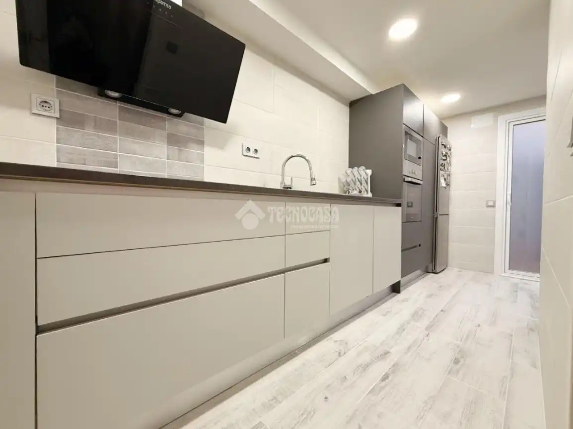 Cocina de Piso en venta en Sant Boi de Llobregat con Aire acondicionado, Terraza y Trastero