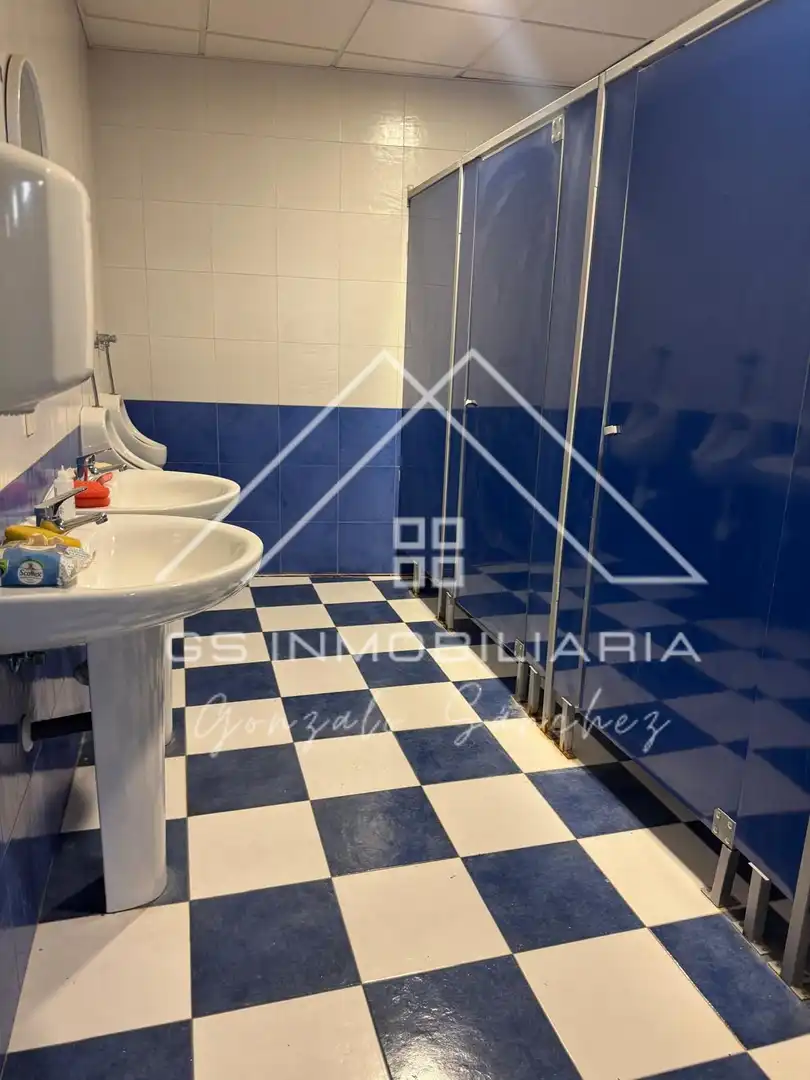 Baño de Nave industrial en venta en Lucena
