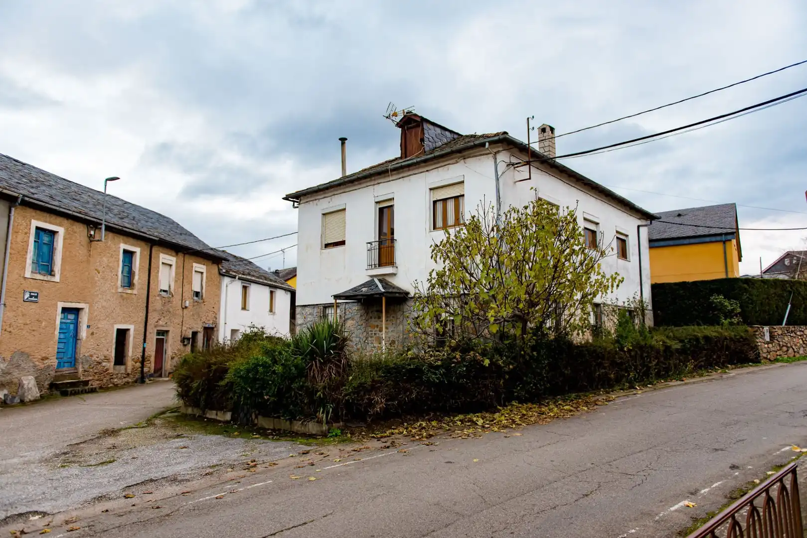 Vista exterior de Casa o xalet en venda en Carucedo amb Jardí privat, Terrassa i Moblat