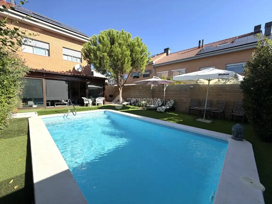 Schwimmbecken von Wohnung zum Verkauf in Villalbilla mit Privatgarten und Schwimmbad