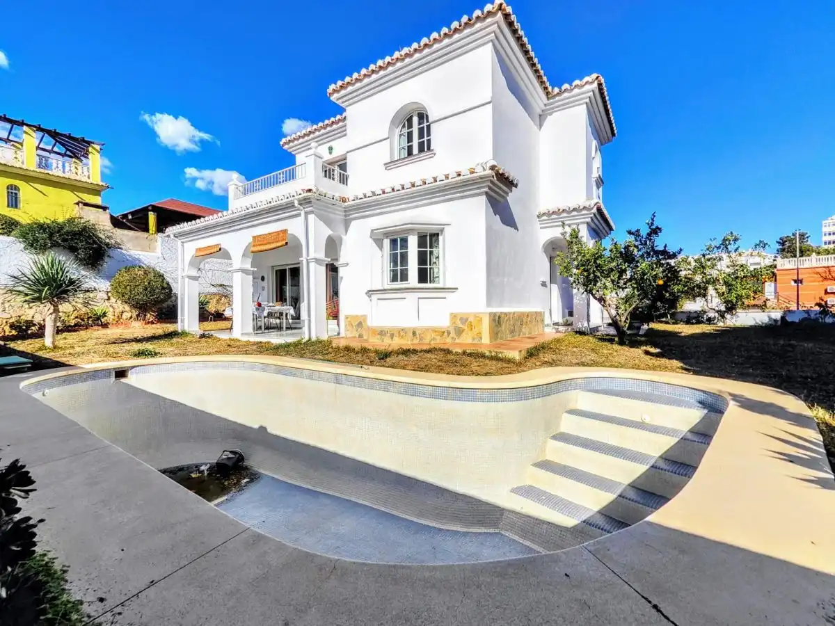 Vista exterior de Casa o xalet en venda en Benalmádena amb Aire condicionat, Jardí privat i Terrassa