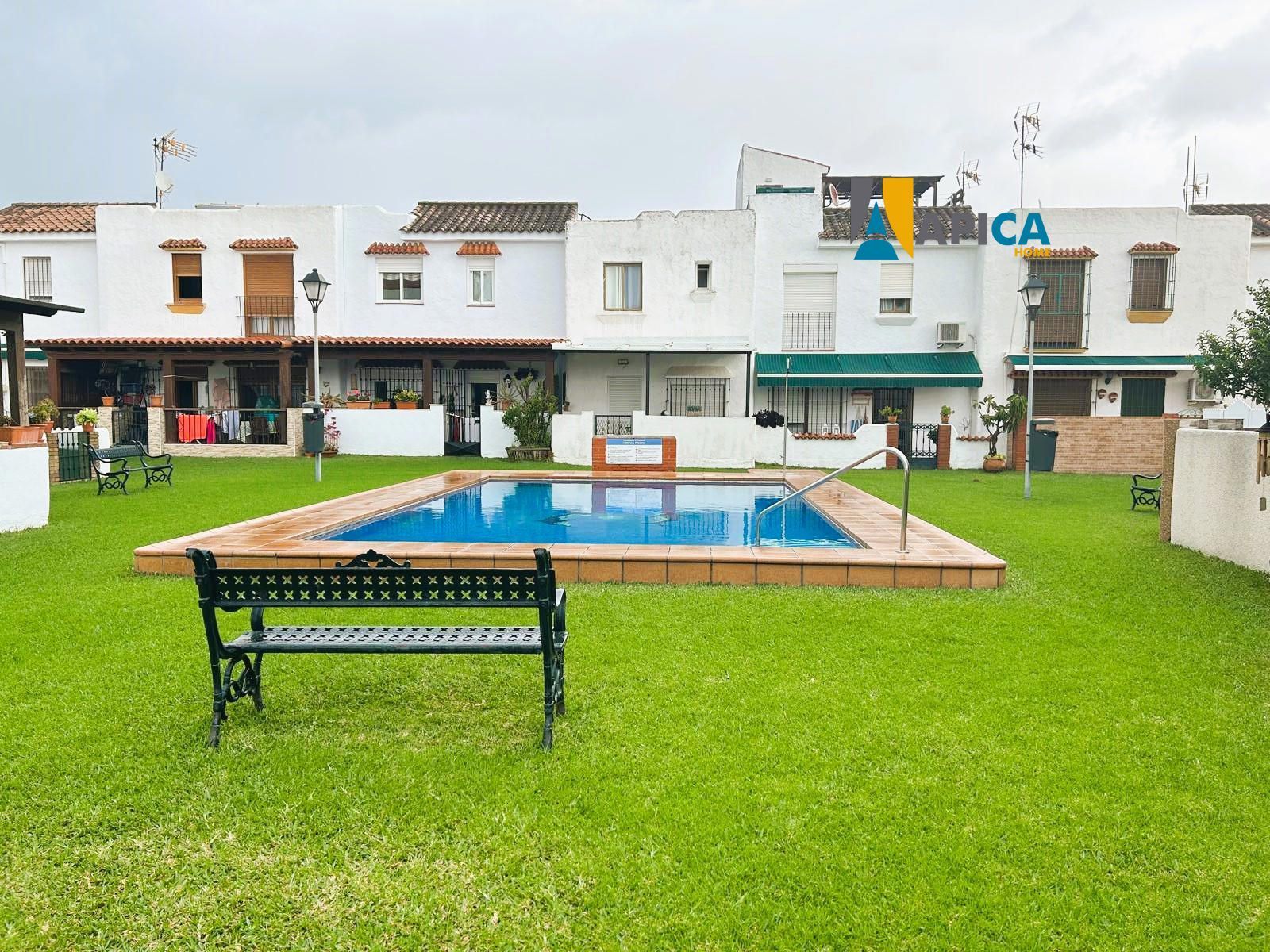 Vista exterior de Casa adosada en venda en Los Barrios amb Piscina i Piscina comunitària