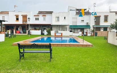 Vista exterior de Casa adosada en venda en Los Barrios amb Piscina i Piscina comunitària