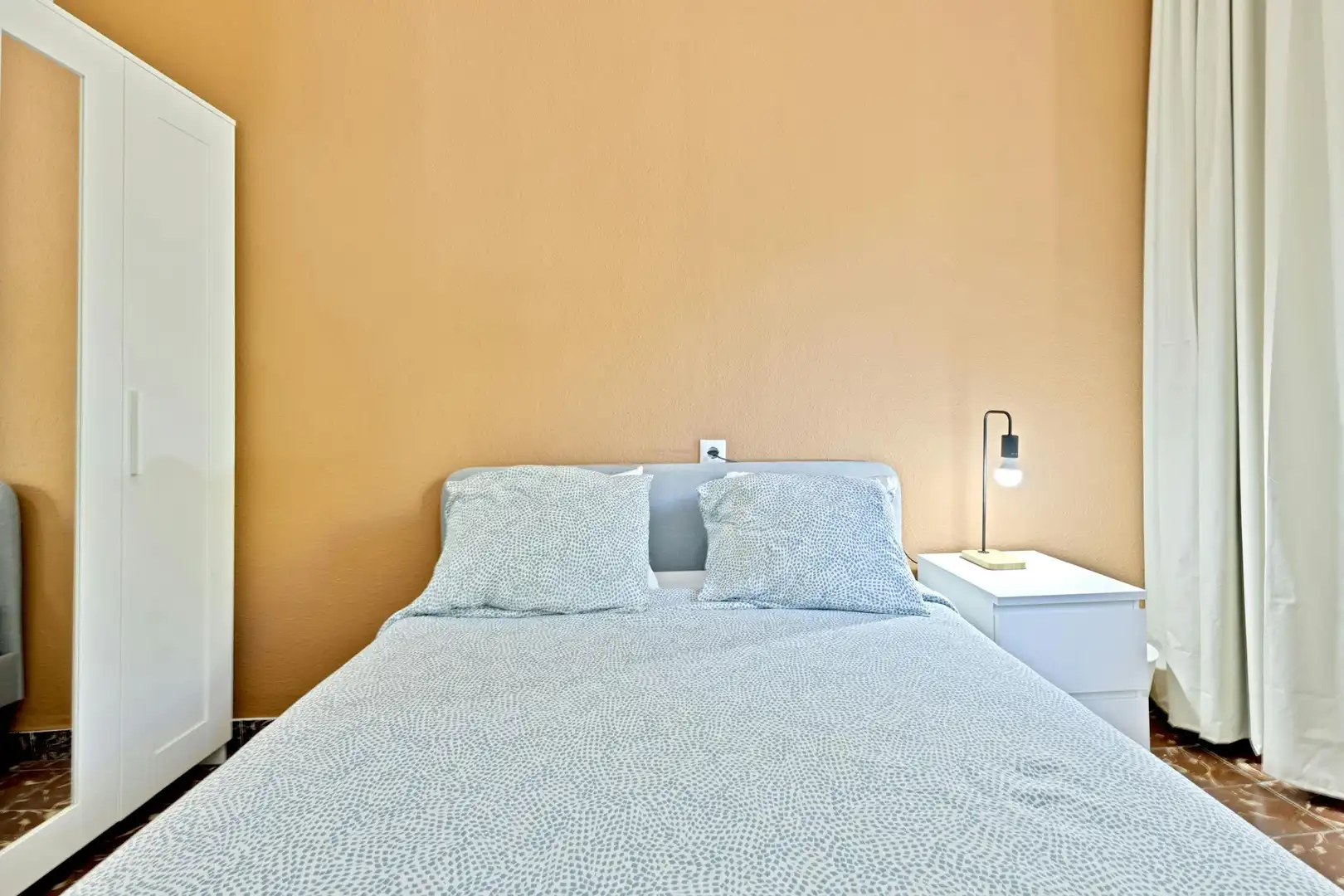 Schlafzimmer von Wohnung zur untervermieten in Valencia mit Möbliert, Waschmaschine und Fernseher