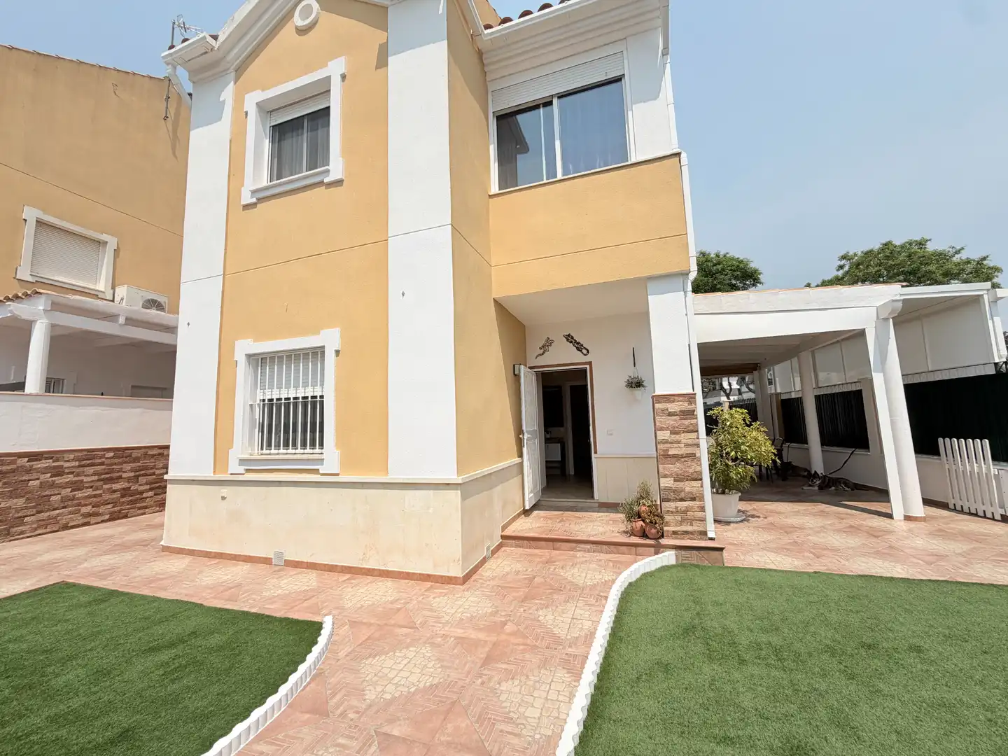 Vista exterior de Casa o xalet en venda en Espartinas amb Aire condicionat, Terrassa i Traster