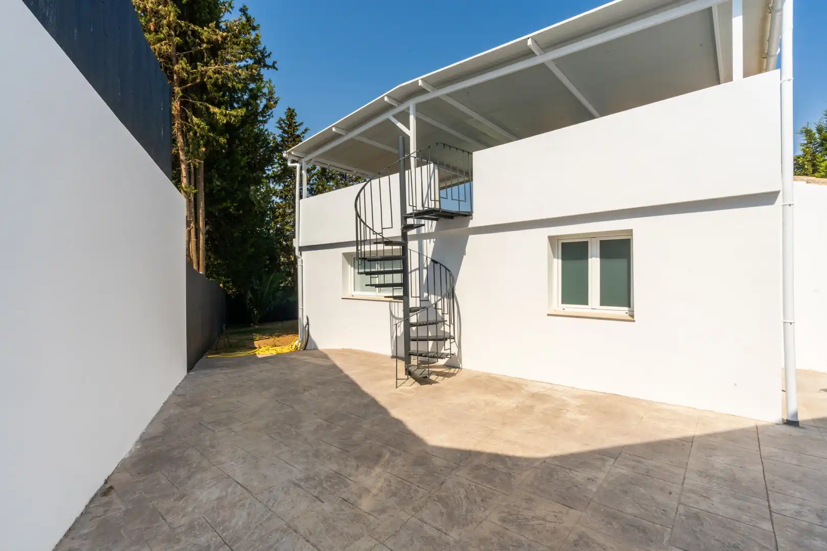 Vista exterior de Casa o xalet en venda en Estepona amb Jardí privat i Piscina
