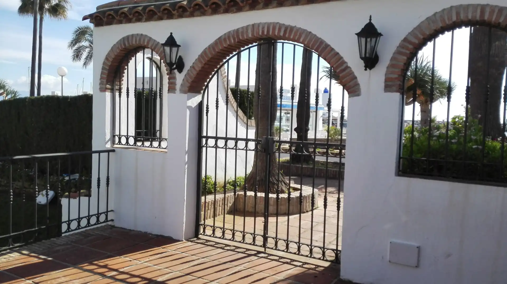 Wohnungen zum Verkauf in Manilva mit Klimaanlage, Terrasse und Abstellraum