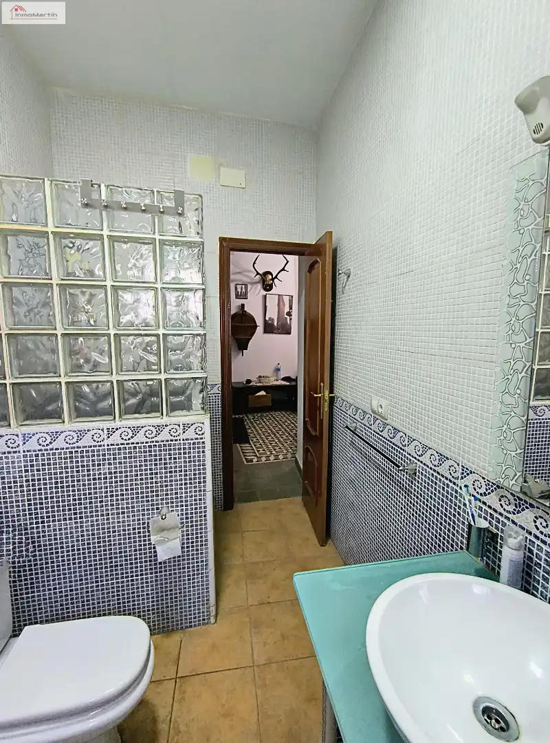 Baño de Casa adosada en venta en Almadén de la Plata con Aire acondicionado, Calefacción y Terraza