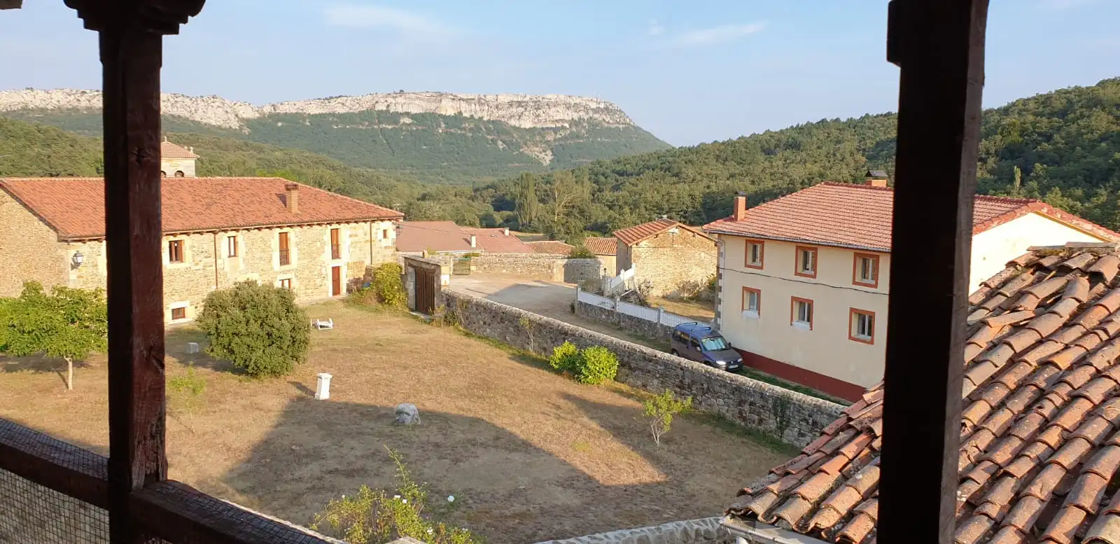 Vista exterior de Casa o xalet en venda en Valle de Manzanedo amb Jardí privat, Moblat i Balcó
