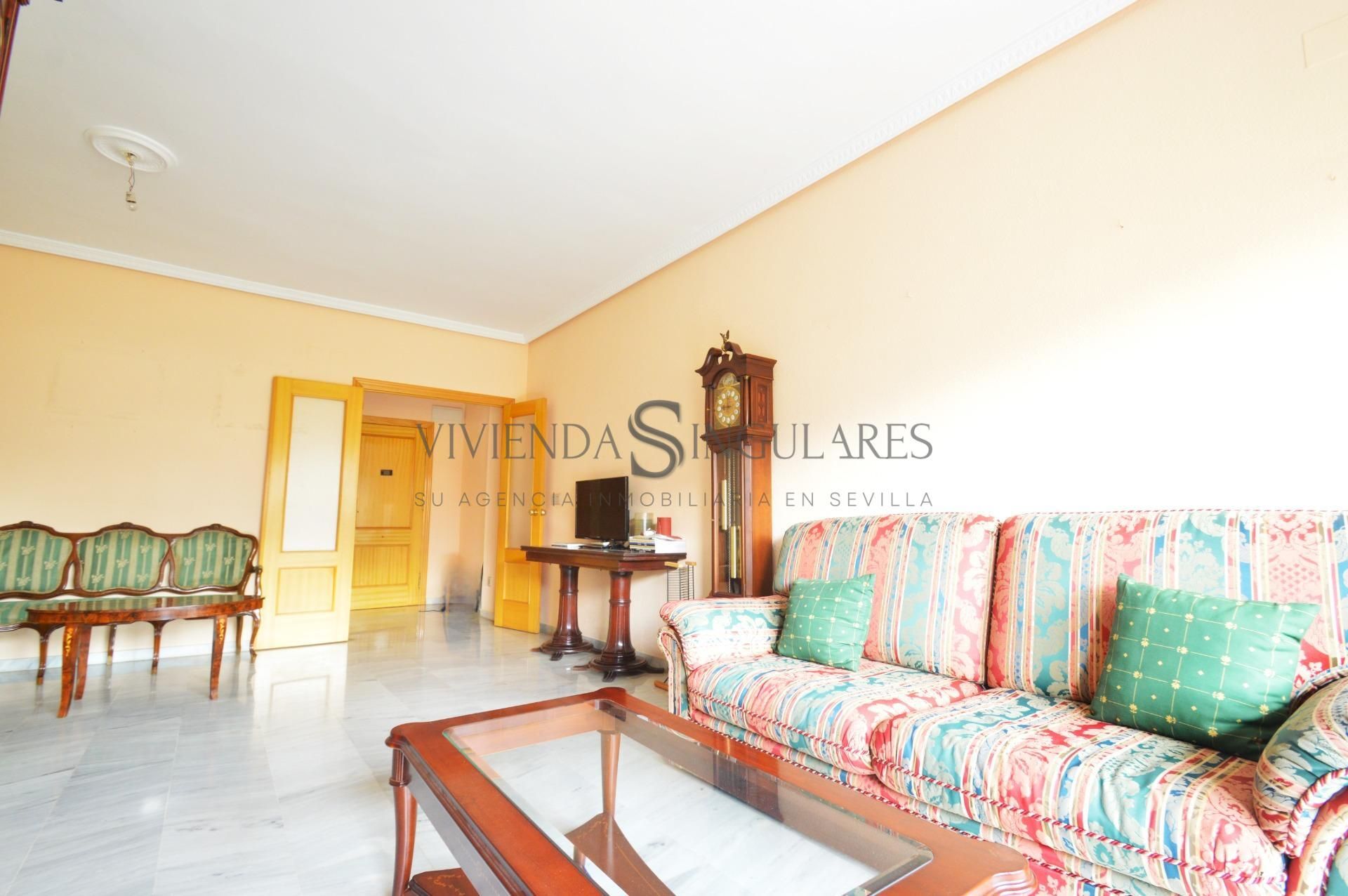 Living room of Flat for sale in  Sevilla Capital  with Air Conditioner and Terrace