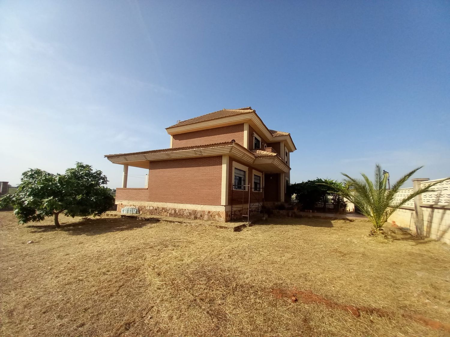 Vista exterior de Casa o xalet en venda en Linares amb Terrassa
