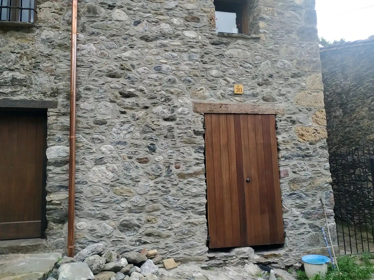 Vista exterior de Casa adosada en venda en Camprodon amb Jardí privat