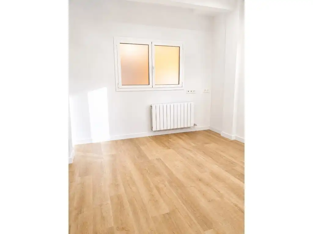 Bedroom of Flat for rent in Girona  with Air Conditioner, Heating and Oven