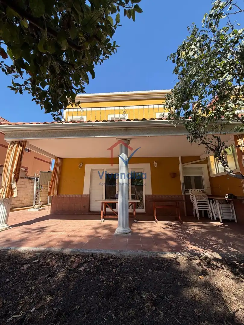 Casa bifamiliare con piscina in affitto a Alfonso X el Sabio