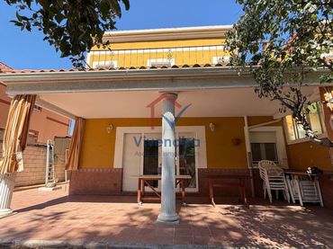 Semi-detached house with pool to rent in Alfonso X el Sabio
