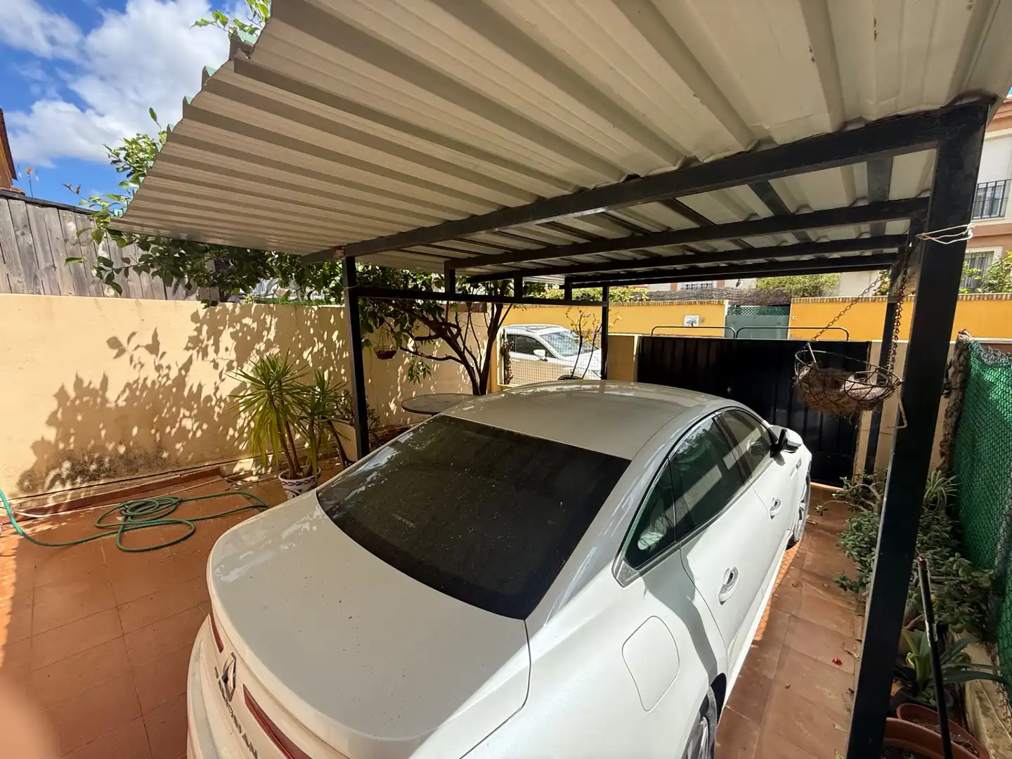 Parkplatz von Einfamilien-Reihenhaus zum Verkauf in Aljaraque mit Klimaanlage, Heizung und Privatgarten