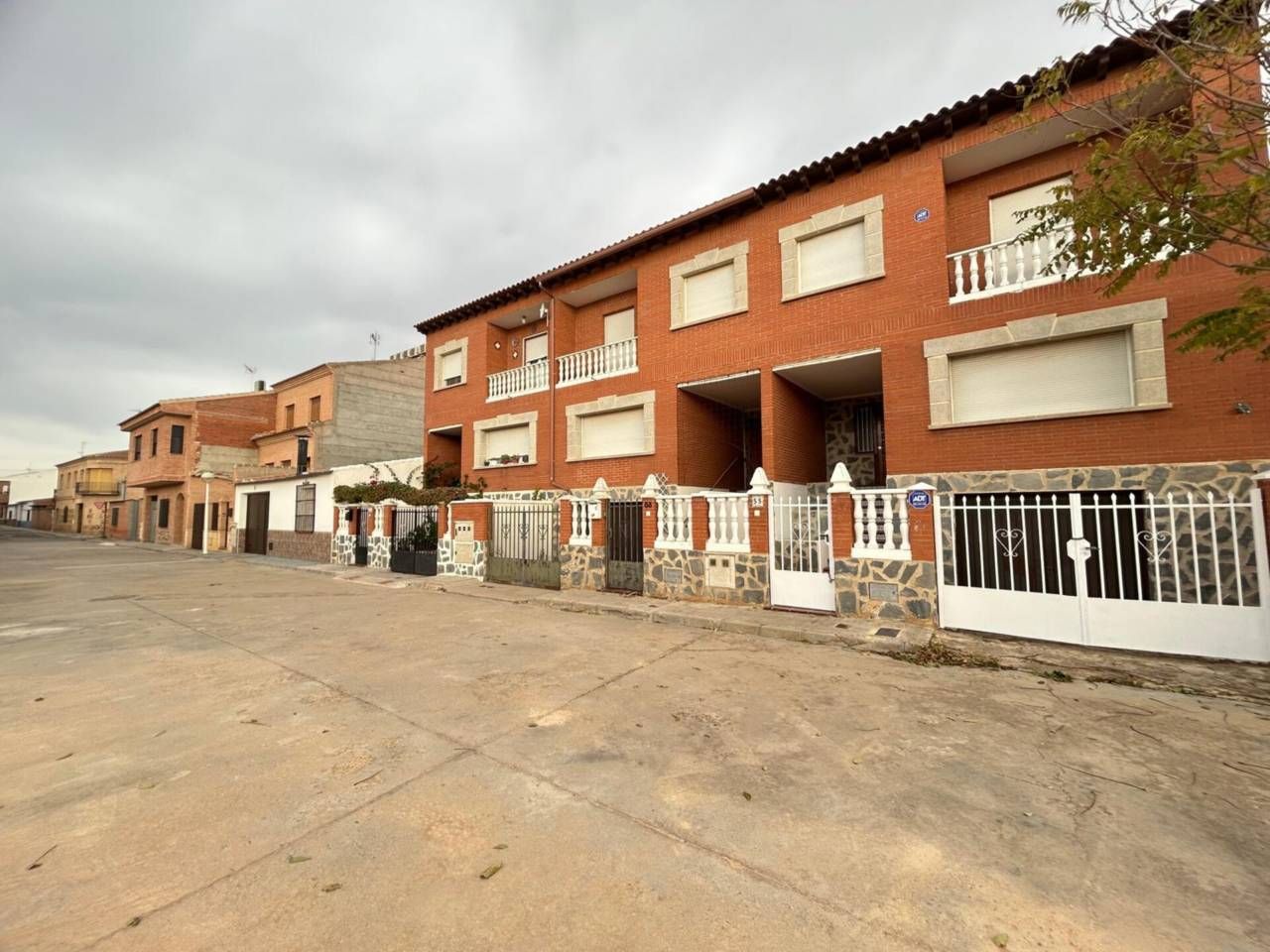 Vista exterior de Casa adosada en venda en Consuegra amb Jardí privat i Terrassa
