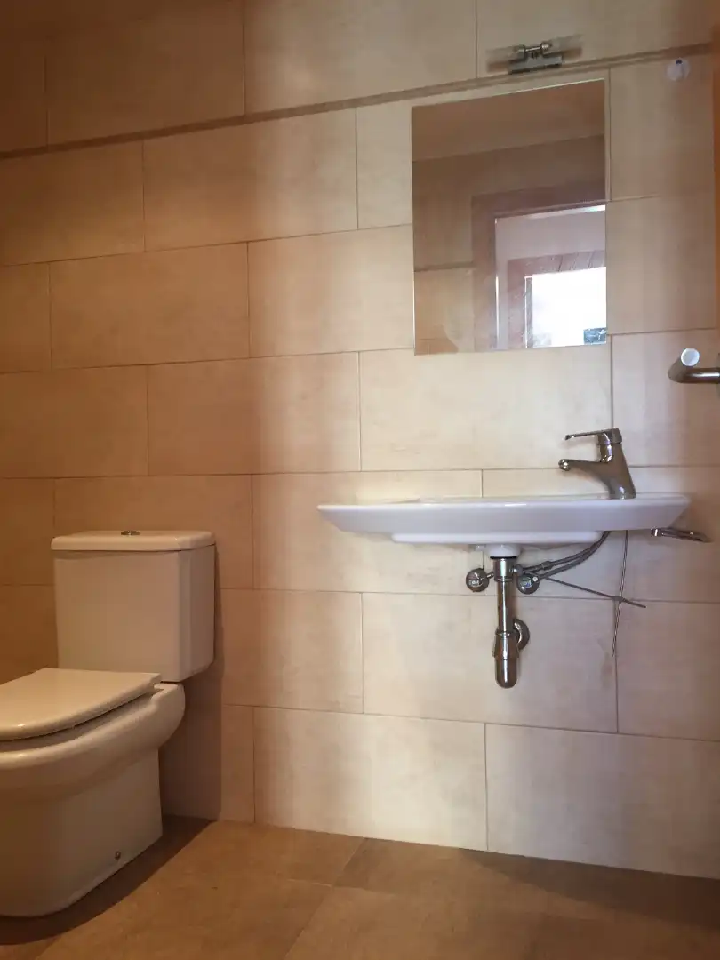 Bany de Pis en venda en Vic amb Calefacció, Parquet i Forn