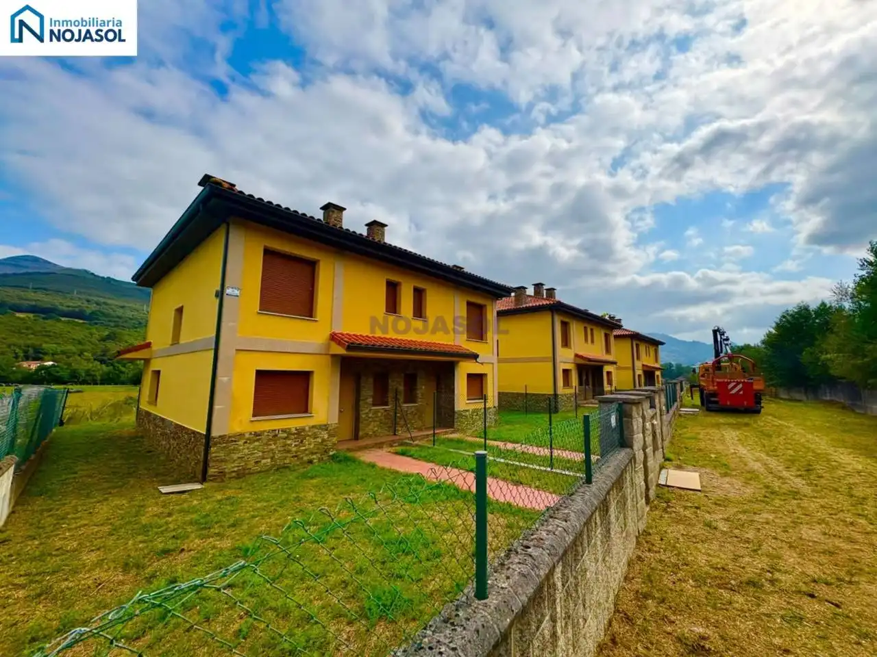 Vista exterior de Casa adosada en venta en Ruesga con Calefacción y Jardín privado