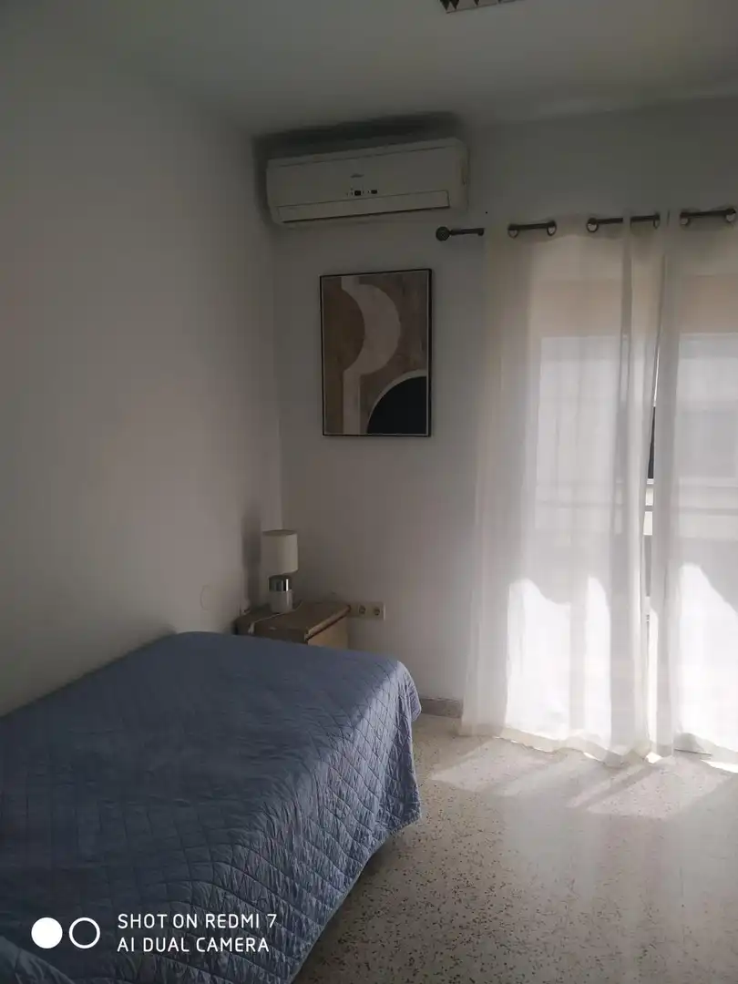 Habitación de Piso de alquiler en Granada con Terraza y Amueblado