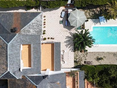 Vista exterior de Casa adosada en venda en Llinars del Vallès amb Aire condicionat, Terrassa i Piscina